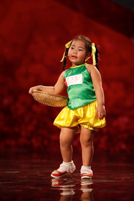 Thí sinh Vietnam’s got talent gây sửng sốt khi đập vỡ iphone của giám khảo - 6 Bé Quỳnh Như 4 tuổi nhưng rất lém lỉnh và tự tin trước giám khảo