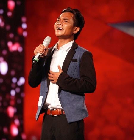Thí sinh Vietnam’s got talent gây sửng sốt khi đập vỡ iphone của giám khảo - 9 Chàng trai dân tộc hát ca khúc của Bằng Kiều nhưng bằng giọng của Tuấn Hung