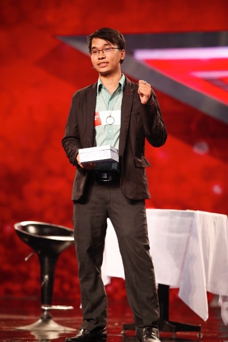 Thí sinh Vietnam’s got talent gây sửng sốt khi đập vỡ iphone của giám khảo - 11 Chiếc hộp ảo thuật tiên tri của Tuấn Mạnh