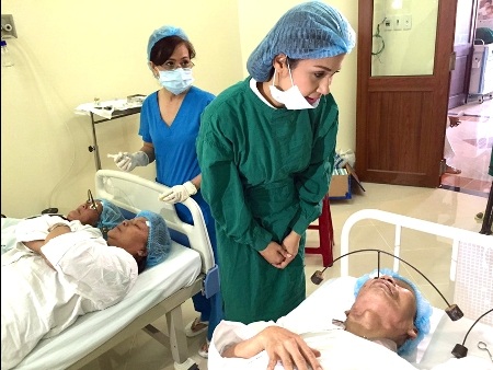 Việt Trinh làm từ thiện dịp sinh nhật tuổi 43 - 2 Việt Trinh làm từ thiện dịp sinh nhật tuổi 43