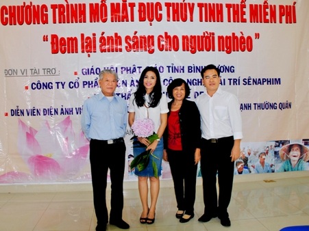 Nữ đạo diễn trẻ liên tục nhận được những lời cảm ơn từ các bệnh nhân tại đây.