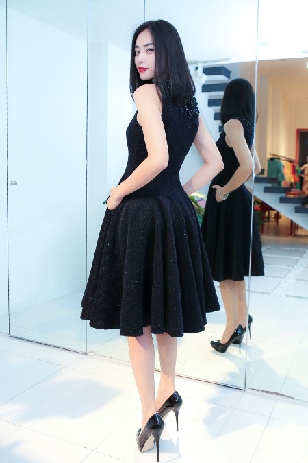 Ngô Thanh Vân xinh tươi thử váy áo trước show thời trang