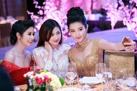 Hoa hậu Ngọc Hân hội ngộ cùng á hậu Tú Anh, Huyền My - 10 Người đẹp khoe vẻ gợi cảm trong chiếc đầm chất liệu xuyên thấu được lót nền bằng vải màu nude.