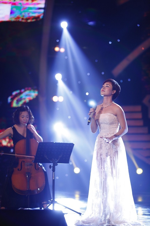 Xinh đẹp, múa giỏi, hát hay, thí sinh Vietnam's got talent vẫn bị loại - 11 Uyên Linh cũng tiếp tục đốn tim khán giả khi thể hiện solo ca khúc