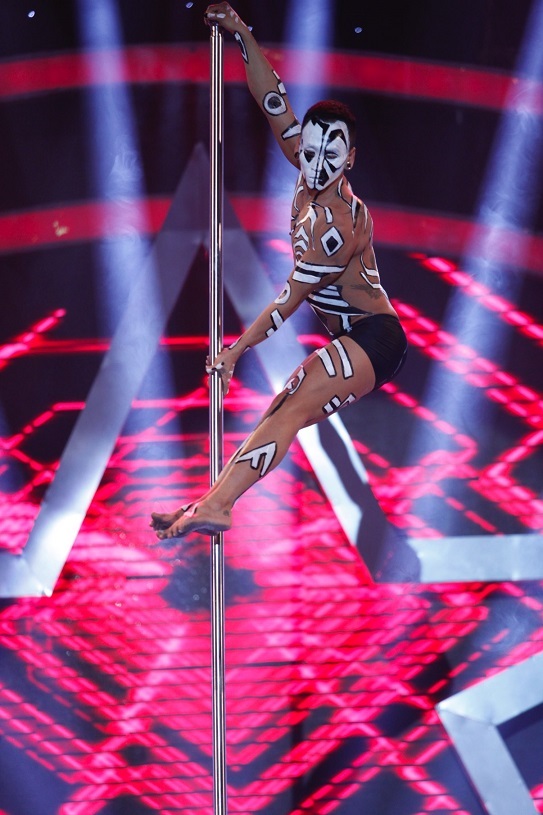Giám khảo nghẹt thở trước màn "múa cột" của thí sinh Vietnam's got talent - 1 Giám khảo nghẹt thở trước màn múa cột của thí sinh Vietnam's got talent
