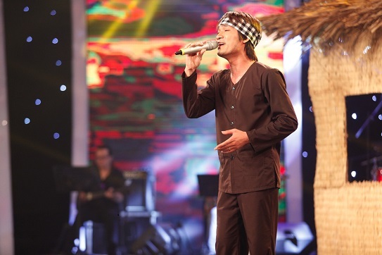 Giám khảo nghẹt thở trước màn "múa cột" của thí sinh Vietnam's got talent - 8 Thí sinh Từ Như Tài thể hiện ca khúc mang âm hưởng dân ca ngọt ngào