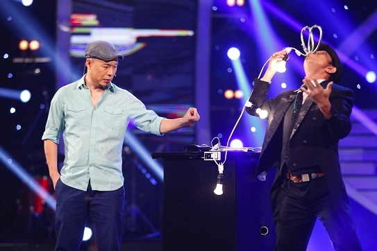 Giám khảo nghẹt thở trước màn "múa cột" của thí sinh Vietnam's got talent - 7 Giám khảo Huy Tuấn thót tim khi được mời hỗ trợ cho phần thi đùa với điện của Hoàng Nhựt.
