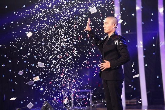Giám khảo nghẹt thở trước màn "múa cột" của thí sinh Vietnam's got talent - 9 Thí sinh Từ Như Tài thể hiện ca khúc mang âm hưởng dân ca ngọt ngào
