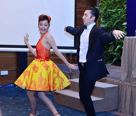 Ai sẽ đóng “vai ác” trên ghế nóng Bước nhảy hoàn vũ 2015? - 4 Chi Pu và bạn nhảy chào sân bằng màn khiêu vũ sôi động