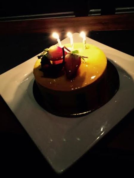 Đan Trường bất ngờ được vợ tặng quà sinh nhật - 5 Bữa tiệc chỉ có hai người được diễn ra tại một nhà hàng sang trọng ở Mỹ.