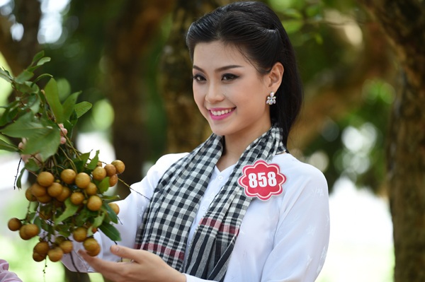 Tân á hậu Diễm Trang không muốn nói về việc đi thi Hoa hậu Hoàn vũ - 2 Á hậu Diễm Trang sinh năm 1991 đến từ quê hương Vĩnh Long