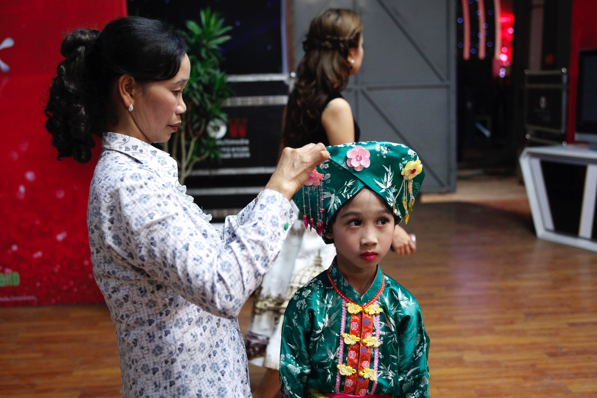 Cậu bé “Thị Mầu” xuất sắc tiến thẳng vào chung kết VN’s got talent - 4 Đức Vĩnh được mẹ chỉnh sửa trang phục trong hậu trường