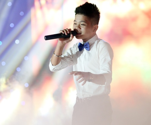 Quang Anh đi hát trong đêm giao thừa và về thăm quê trong 4 ngày đầu năm 2015