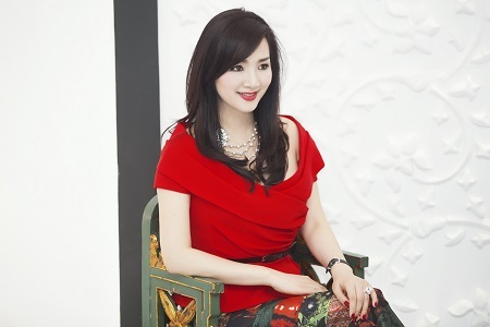 Hoa hậu Giáng My tươi trẻ đón Noel sớm - 5 Trong không khí Giáng sinh đang đến gần, người đẹp diện trang phục tươi trẻ để đón mừng Noel sớm.