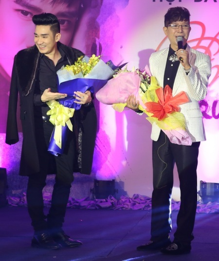 Nam ca sĩ gốc Huế đã mang hoa đến chúc mừng và chung vui với đàn em nhân ngày ra sản phẩm mới.