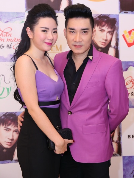 Bạn gái xinh đẹp của ca sĩ Quang Hà cũng xuất hiện e ấp bên anh trong sự kiện.