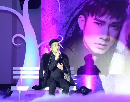 Nam ca sĩ Hà thành đã gửi tặng đến các khách mời nhiều bài hát trong album mới.