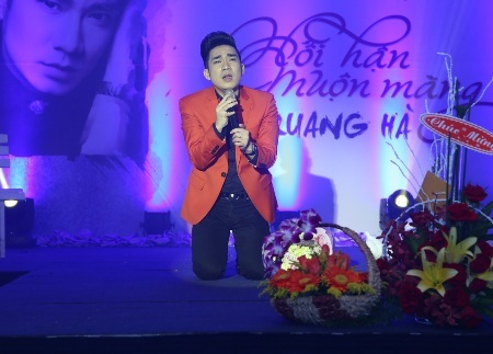 Nam ca sĩ Hà thành đã gửi tặng đến các khách mời nhiều bài hát trong album mới.
