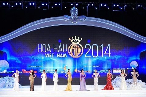 Những khoảnh khắc đẹp trong đêm đăng quang Hoa hậu Việt Nam 2014 - 14 Top 10 hồi hộp chờ xướng tên vào Top 5 ứng xử.