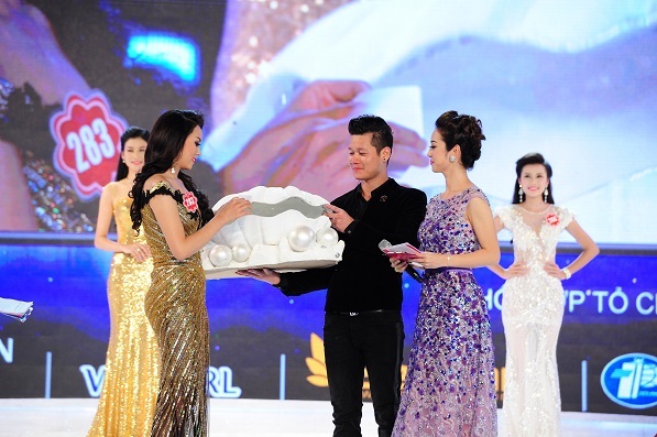 Những khoảnh khắc đẹp trong đêm đăng quang Hoa hậu Việt Nam 2014 - 15 Nguyễn Cao Kỳ Duyên bước lên bốc thăm câu hỏi.