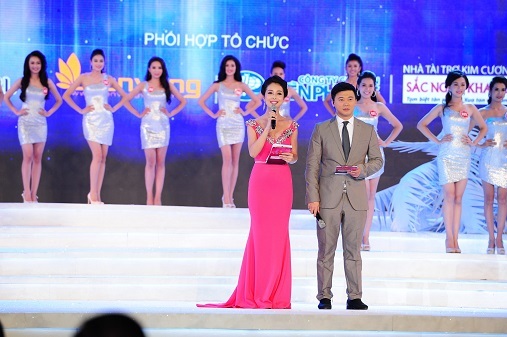 Những khoảnh khắc đẹp trong đêm đăng quang Hoa hậu Việt Nam 2014 - 3 2 MC Jennifer Phạm và Khắc Nguyện đảm nhận vai trò dẫn chương trình xuyên suốt đêm thi.