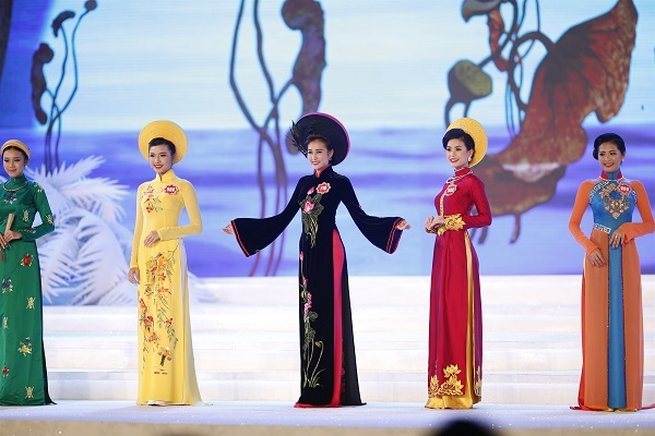 Những khoảnh khắc đẹp trong đêm đăng quang Hoa hậu Việt Nam 2014 - 4 Phần trình diễn áo dài được bắt đầu trên nền nhạc nhẹ nhàng.