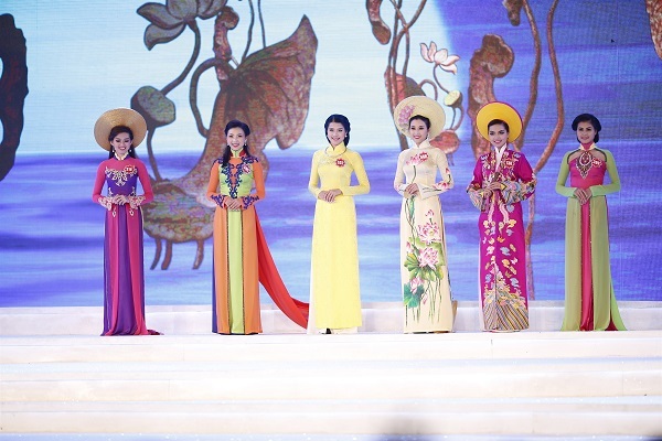 Những khoảnh khắc đẹp trong đêm đăng quang Hoa hậu Việt Nam 2014 - 5 Những tà áo dài nhiều màu sắc được 38 thí sinh trình diễn nền nã.