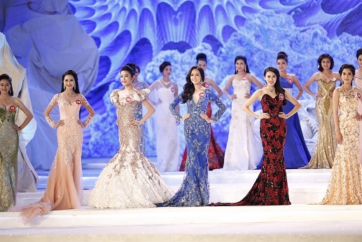 Những khoảnh khắc đẹp trong đêm đăng quang Hoa hậu Việt Nam 2014 - 13 Kết thúc 3 phần trình diễn, các thí sinh ra sân khấu chờ công bố Top 10 người xuất sắc.