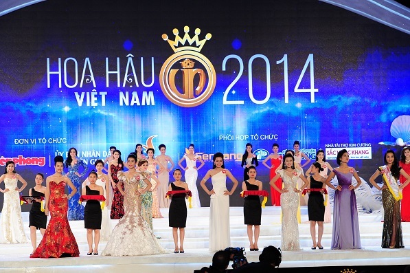 Những khoảnh khắc đẹp trong đêm đăng quang Hoa hậu Việt Nam 2014 - 18 Lần lượt các giải thưởng phụ được trao cho các người đẹp.