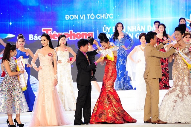 Lần lượt các giải thưởng phụ được trao cho các người đẹp.