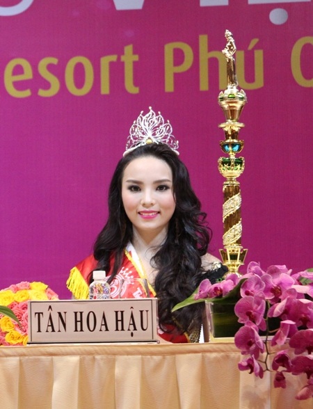 Tân Hoa hậu Nguyễn Cao Kỳ Duyên sau lễ đăng quang