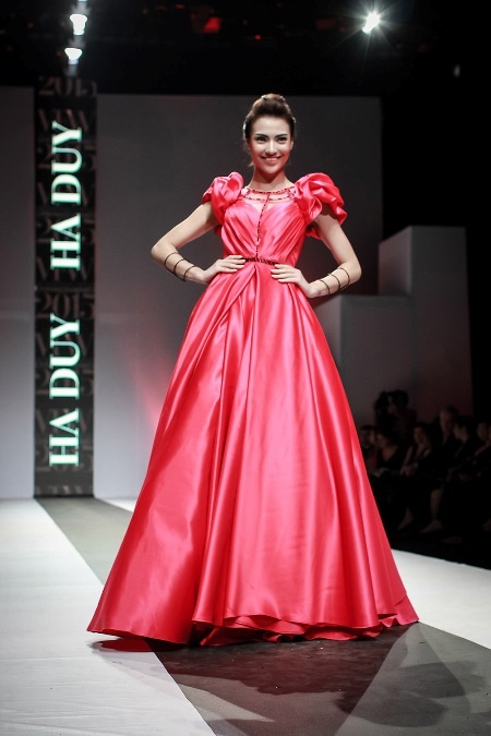 Trong chiếc váy bồng bềnh màu hồng, Hồng Quế càng thêm nổi bật trên sàn diễn.