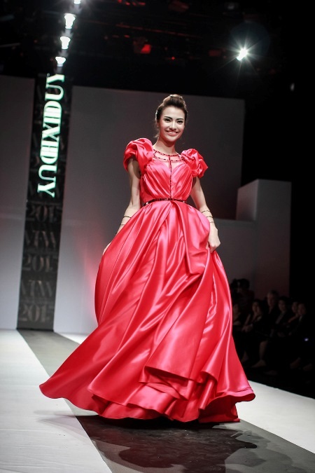 Trong chiếc váy bồng bềnh màu hồng, Hồng Quế càng thêm nổi bật trên sàn diễn.