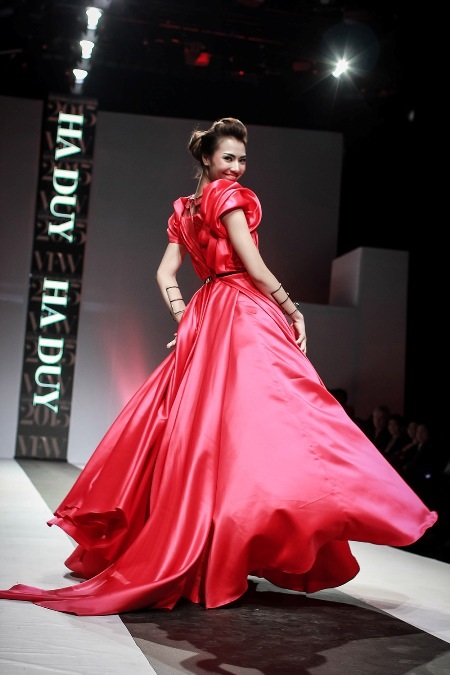 Nữ siêu mẫu trẻ luôn trở thành tâm điểm của mọi ống kính khi xuất hiện trên sàn catwalk.