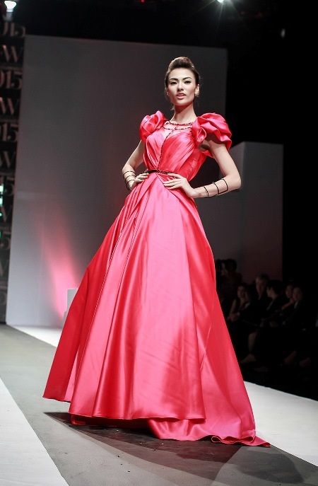 Hồng Quế hoàn thành xuất sắc vai trò vedette của mình trong chương trình.