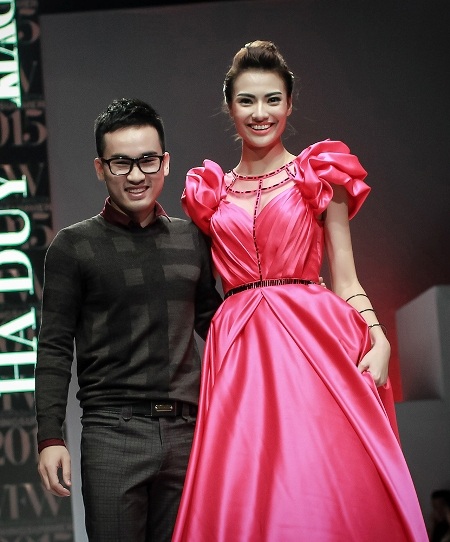 Người đẹp đi cùng với chủ nhân của BST (NTK Hà Duy) ra chào khán giả.