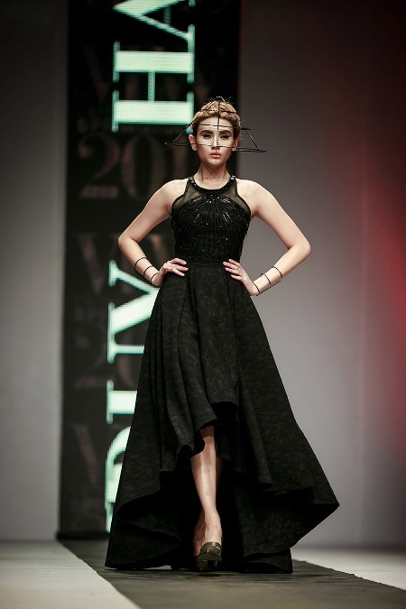 Siêu mẫu Hoàng Yến ấn tượng với chiếc váy đen huyền bí kết hợp cùng phụ kiện nón độc đáo.