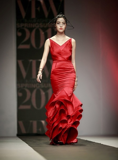 Hoa hậu Thùy Dung cũng nổi bật không kém với chiếc đầm màu đỏ rực.