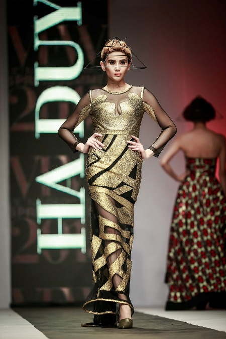 Chiếc đầm dài được thiết kế cầu kỳ và bắt mắt của Hà Duy được khoác lên bởi Hoàng Yến.