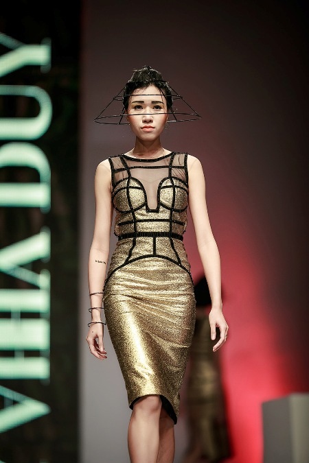 Chiếc đầm dài được thiết kế cầu kỳ và bắt mắt của Hà Duy được khoác lên bởi Hoàng Yến.