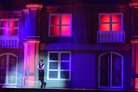 Đàm Vĩnh Hưng chạy xe mạ vàng 40 tỷ lên sân khấu