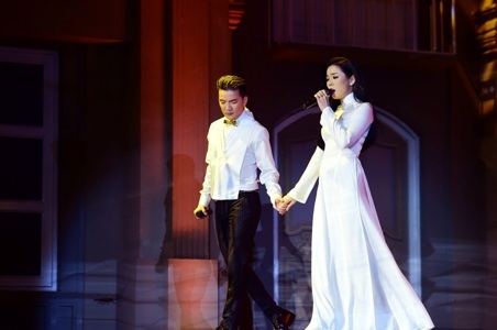 Đàm Vĩnh Hưng chạy xe mạ vàng 40 tỷ lên sân khấu