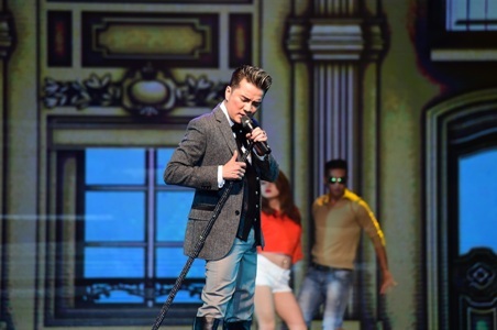 Phần cảm xúc được Mr.Đàm thể hiện rất tốt qua lối hát đầy tự sự và chất chứa nỗi niềm riêng.