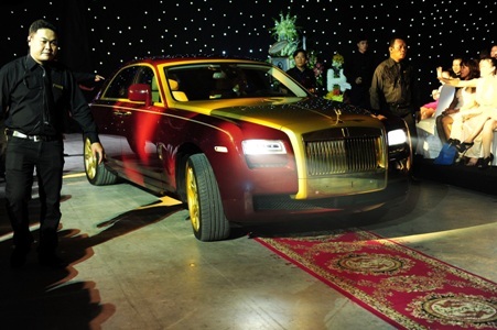 Đàm Vĩnh Hưng chạy xe mạ vàng 40 tỷ lên sân khấu