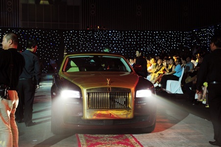 Đàm Vĩnh Hưng chạy xe mạ vàng 40 tỷ lên sân khấu