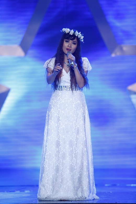 Thí sinh múa bụng "hớp hồn" giám khảo Vietnam's Got Talent - 1 Trịnh Huyền biến đổi từ hình ảnh một thiên thần với giọng hát opera trong trẻo...