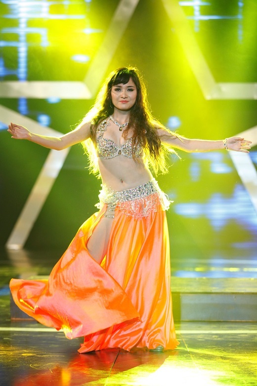 Thí sinh múa bụng "hớp hồn" giám khảo Vietnam's Got Talent - 2 Sang hình ảnh một vũ công belly dance nóng bỏng quyến rũ