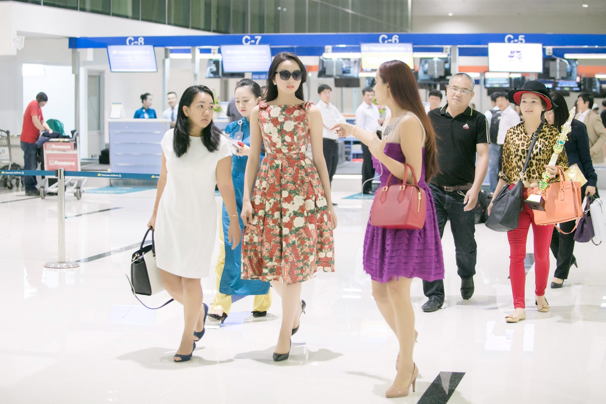 Hoa hậu Kỳ Duyên rạng rỡ tại sân bay - 2 Đi cùng trong chuyến bay này còn có cả cựu người mẫu Thúy Hạnh và bố mẹ của Nguyễn Cao Kỳ Duyên.