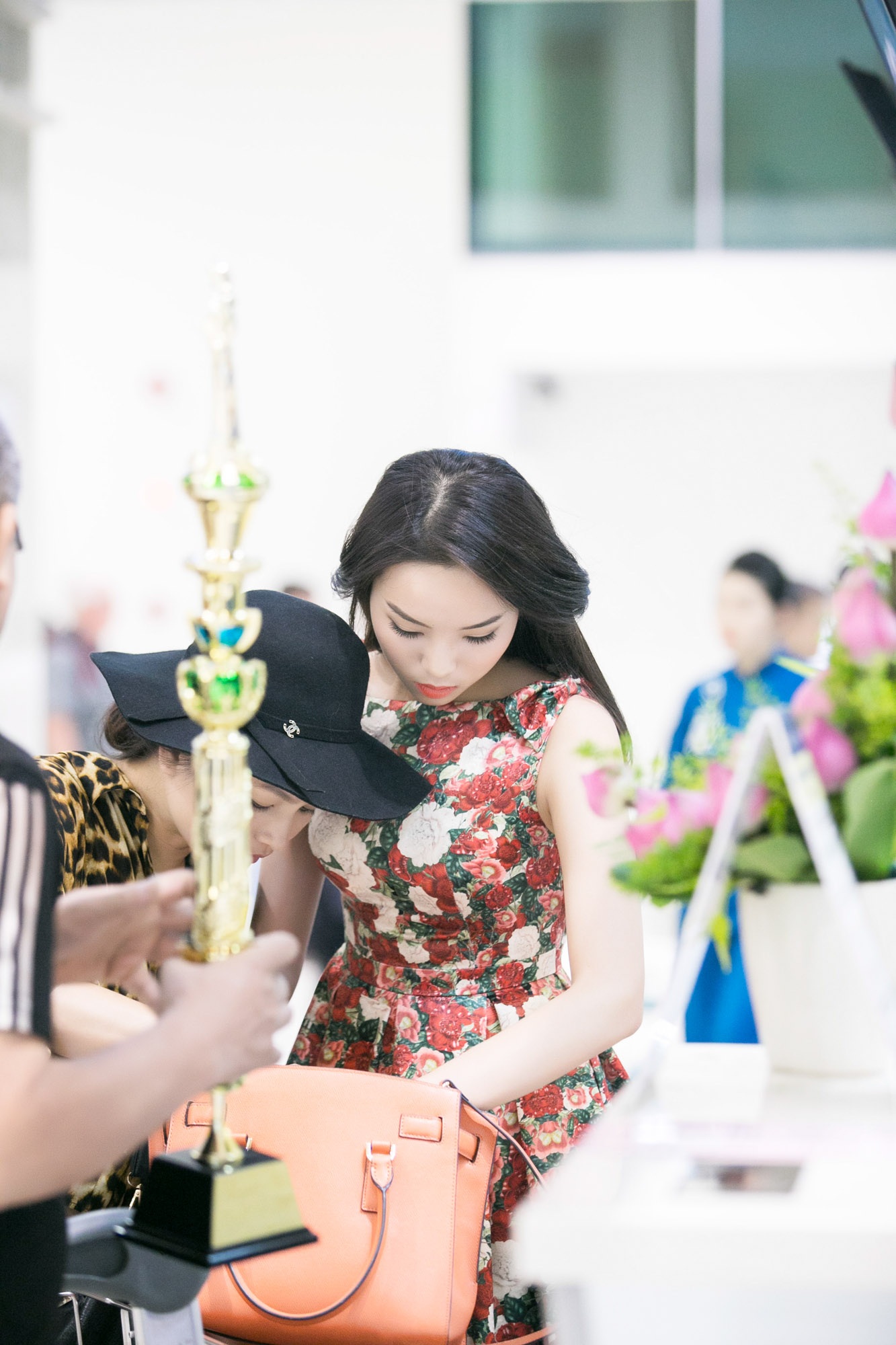 Hoa hậu Kỳ Duyên rạng rỡ tại sân bay - 6 Cận cảnh gương mặt trang điểm nhẹ nhàng của hoa hậu Việt Nam 2014