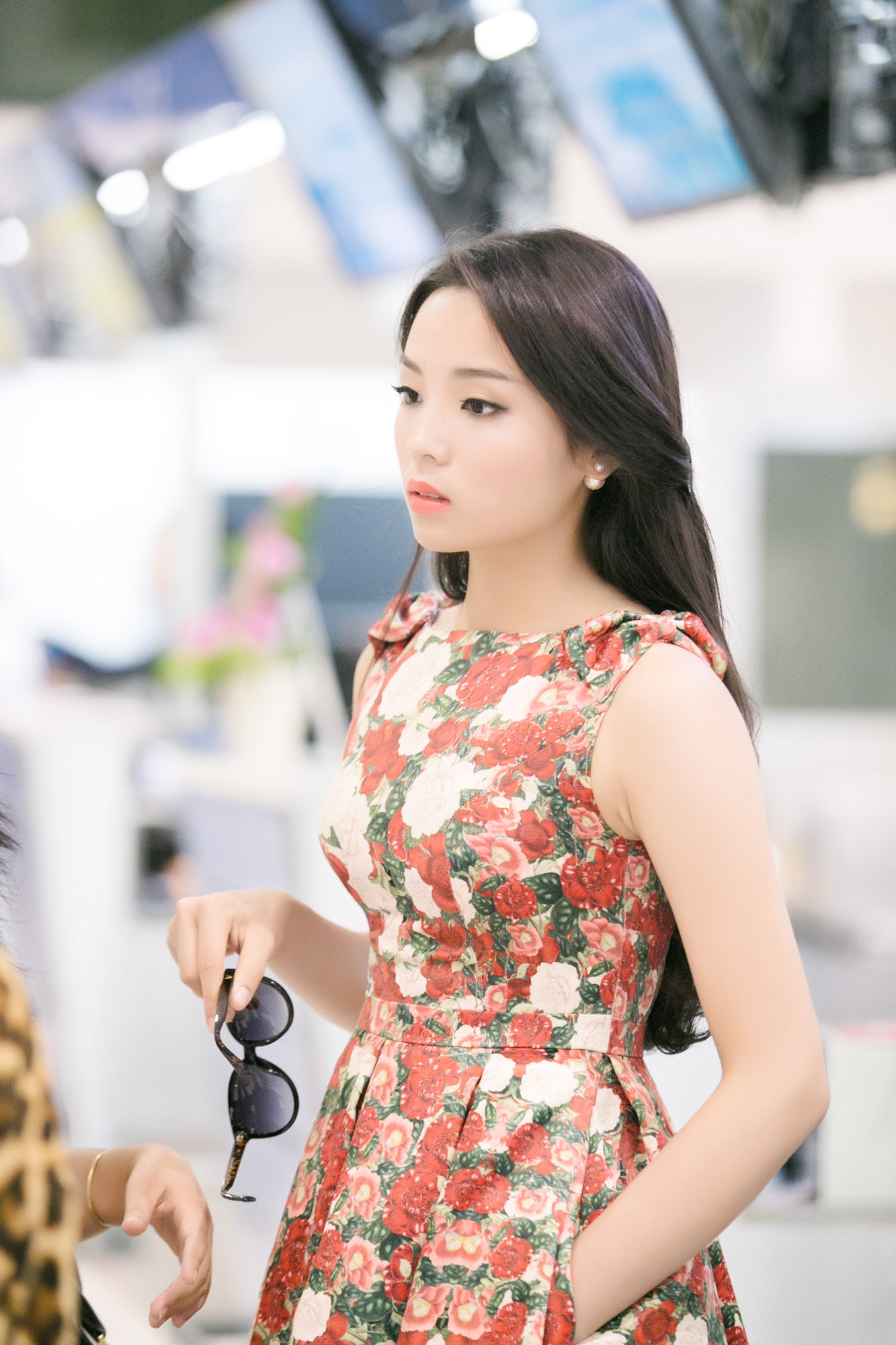 Hoa hậu Kỳ Duyên rạng rỡ tại sân bay - 9 Nụ cười trong sáng của tân hoa hậu khi thấy ống kính hướng về mình.